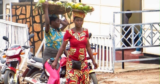Women selling on the street Photo - Internet